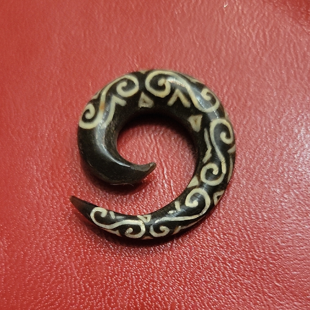 Black Carved Spiral Large Gauge Expander Earring 1in